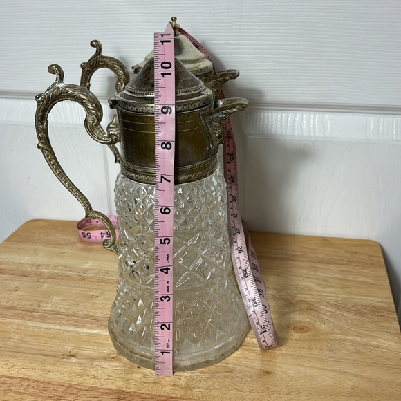 2 VINTAGE Glass pitchers / carafe with silver tops - Picture 8 of 9